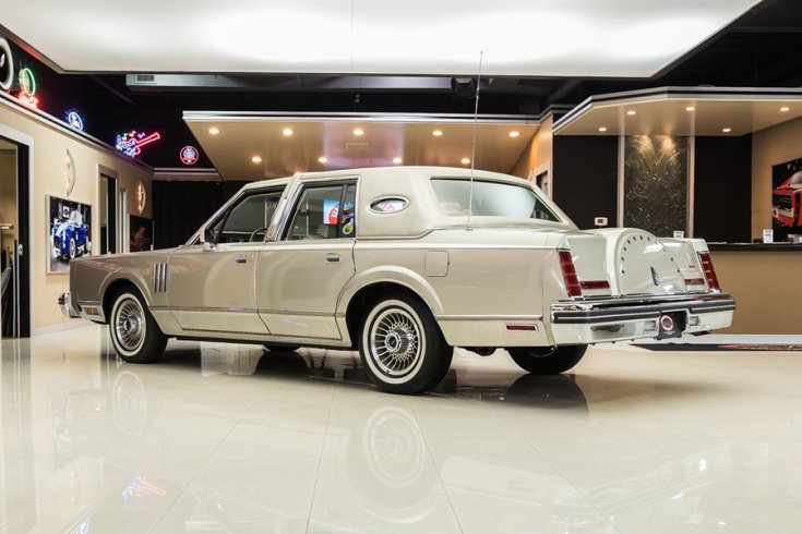 Az 1980-as Lincoln Continental Mark VI hátulról