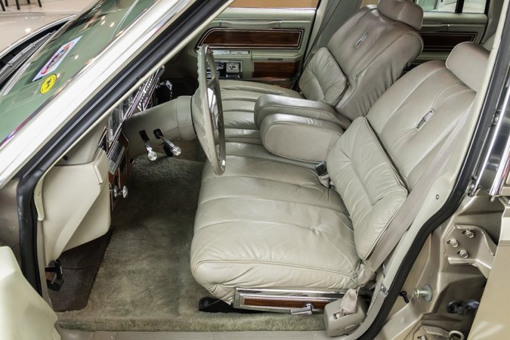 Az 1980-as Lincoln Continental Mark VI első üléssora