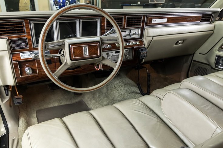 Az 1980-as Lincoln Continental Mark VI műszerfala