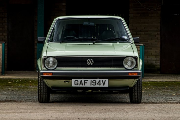 1980-as VW Golf Mk1 modell egy parkolóban szemből