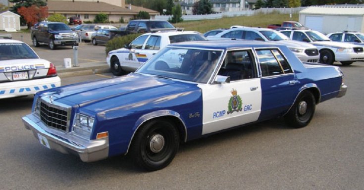 1980 Plymouth Gran Fury rendőrautó, kék, oldalnézet