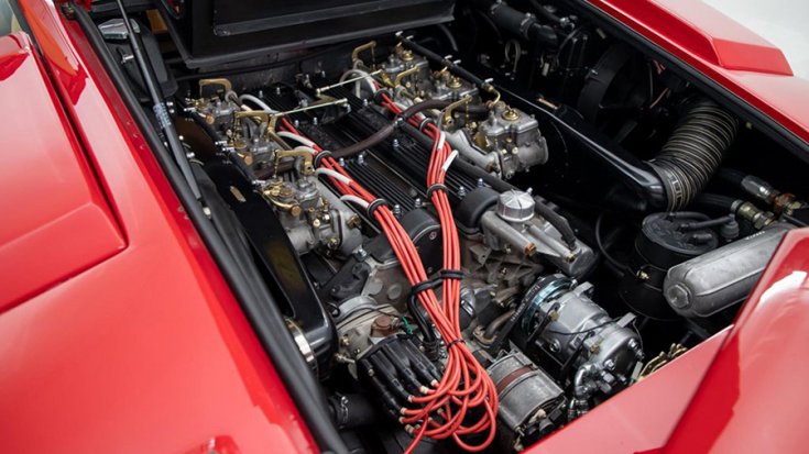 A Countach 5000S V12-es motorja