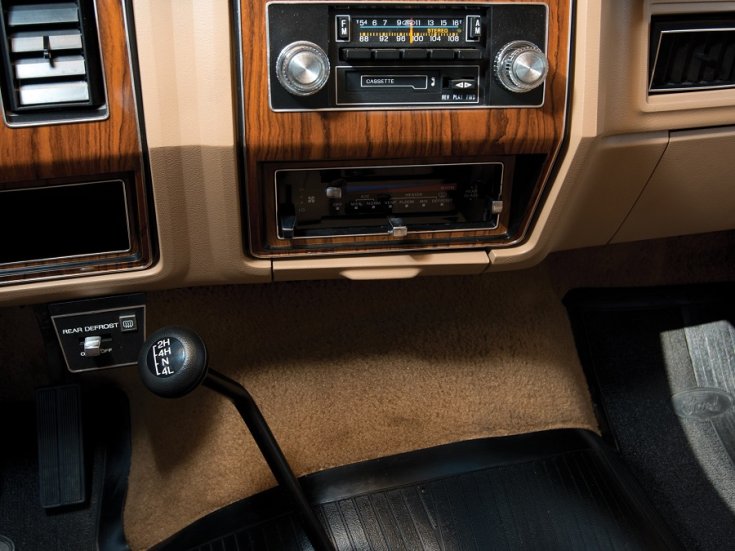1984 Ford Bronco, főkonzol, kazettás rádió, elölnézet, szemből