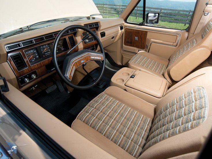 1984 Ford Bronco XLT, első üléssor és műszerfal, oldalnézet, kívülről
