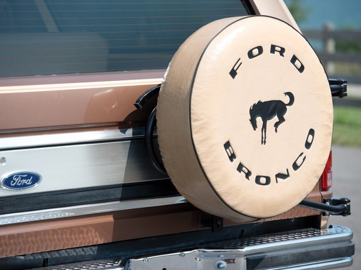 1984 Ford Bronco XLT, csomagtér ajtó és külső pótkerék, hátulnézet, oldalnézet, balról döntve