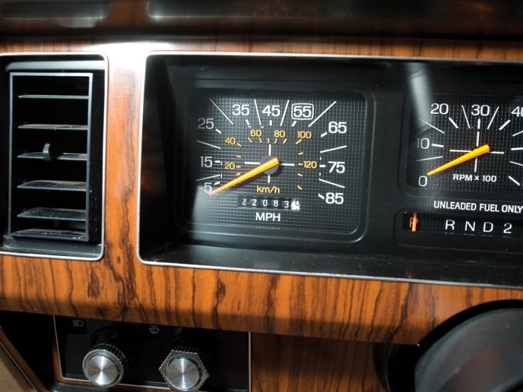 1984 Ford Bronco, barna faberakásos műszerfal, óracsoport, sebességmérő, elölnézet, szemből