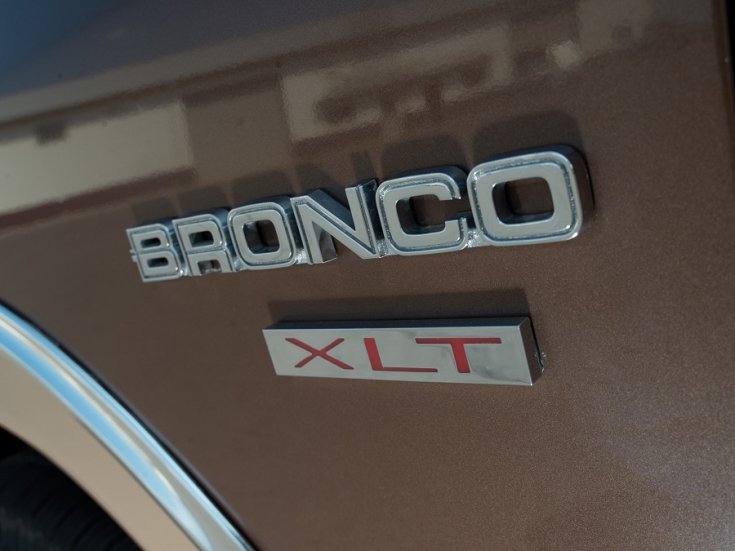 1984 Ford Bronco XLT embléma, bal első sárvédőn, oldalnézet, döntve, hátulról