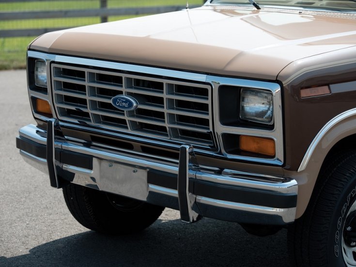 1984 Ford Bronco XLT, barna, orr és hűtőrács, elölnézet, oldalnézet, döntve, balról