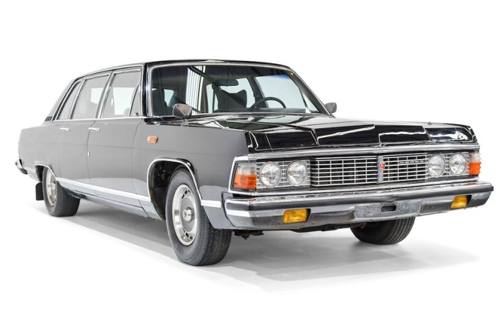1985 GAZ M14, fekete limuzin, elölnézet, oldalnézet, jobbról