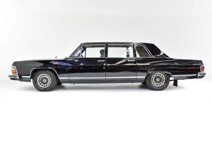 1985 GAZ M14 Csajka, fekete limuzin, oldalnézet, balról