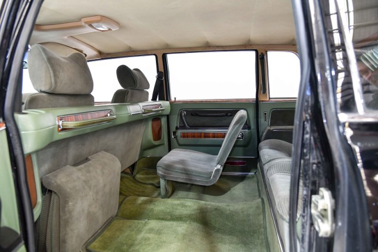 1985 GAZ M14 Csajka, hátsó üléssor, oldalnézet, kívülről, balról, távolról