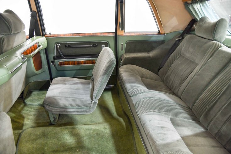 1985 GAZ M14 Csajka, hátsó üléssor és pótülés, oldalnézet, balról, belülről