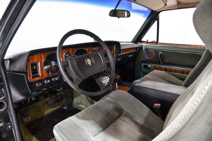 1985 GAZ M14 Csajka , sofőrülés, elölnézet, oldalnézet, balról, nyitott ajtón át