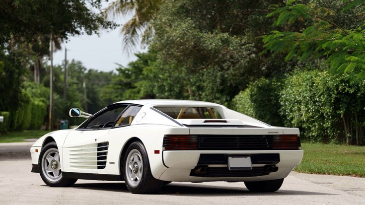 A Ferrari Testarossa hátulról fotózva