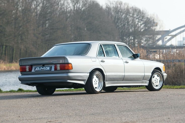 Az 1989-es Mercedes-Benz 560 SEL 6.0 AMG V8 hátulról