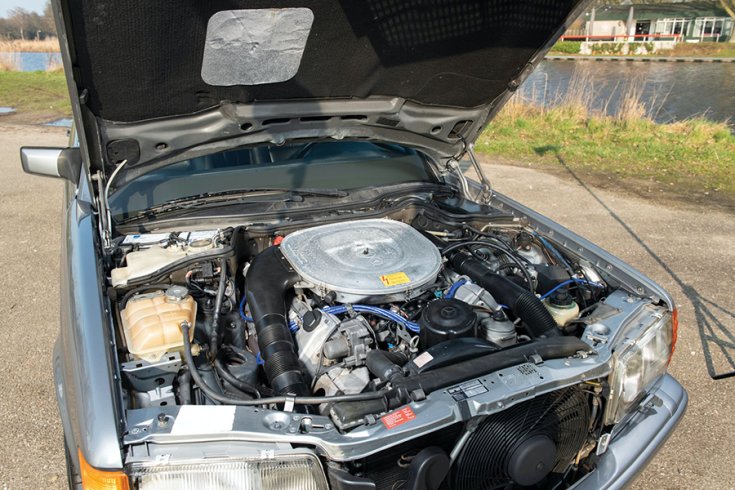 Az 1989-es Mercedes-Benz 560 SEL 6.0 AMG V8 motortere