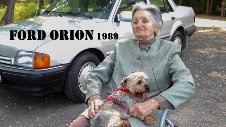1988 Ford Orion, szürke szedán, előtérben Rozi néni ül, ölében a yorkija