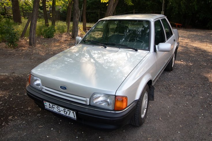 1988 Ford Orion, szürke limuzin, elölnézet, oldalnézet, felülről, fás háttérrel