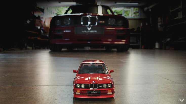 1990 BMW E30 M3 E36 M3 motorral előtte a miniatűr változat