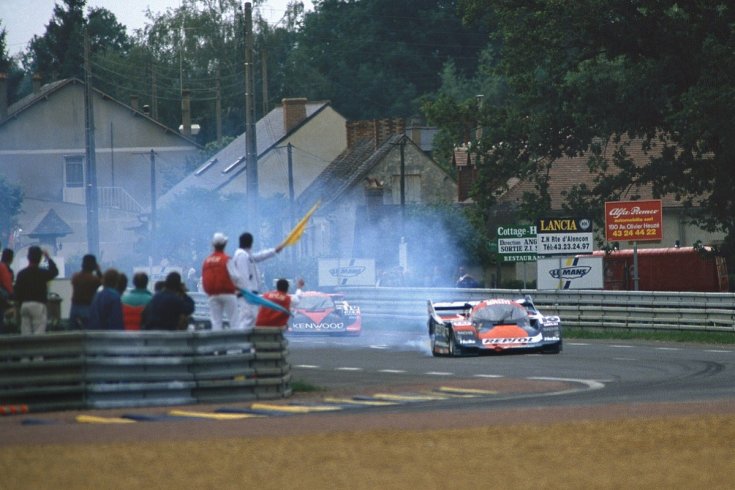 1990-es Brun-Porsche szemből, füstölő motorral