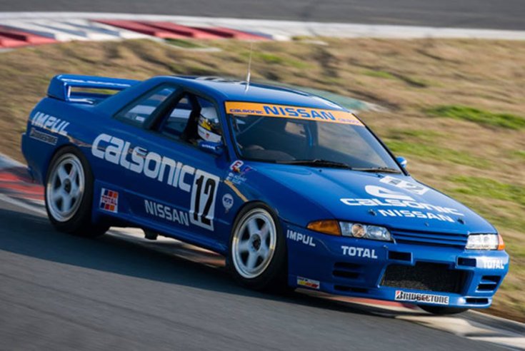 A Nissan Skyline GT-R R32 egy kanyarban