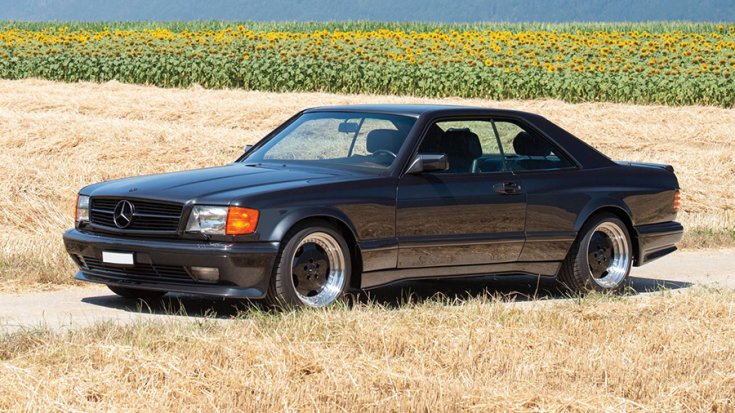 A Mercedes-Benz 560 SEC AMG 6.0 'Wide-Body' elölről negyvenöt fokban fotózva