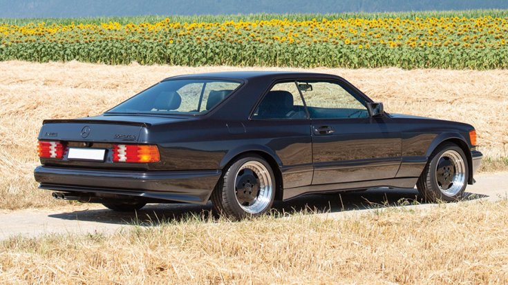 Az 1991-es Mercedes-Benz 560 SEC AMG 6.0 'Wide-Body' hátulról negyvenöt fokban fotózva