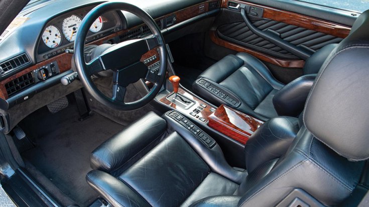 A Mercedes-Benz 560 SEC AMG 6.0 'Wide-Body' első üléssora és műszerfala