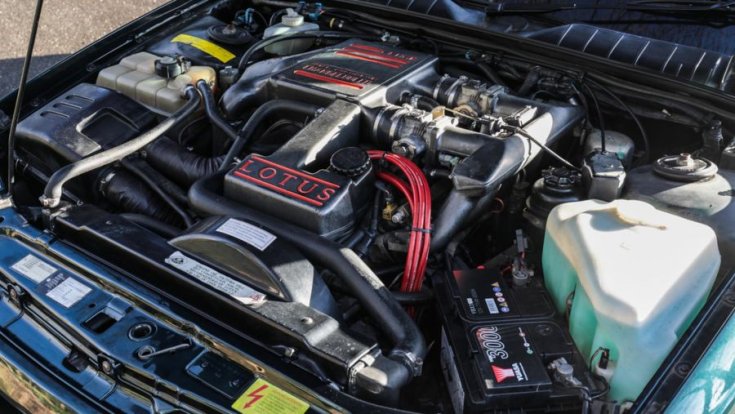 Opel Lotus Omega motortér