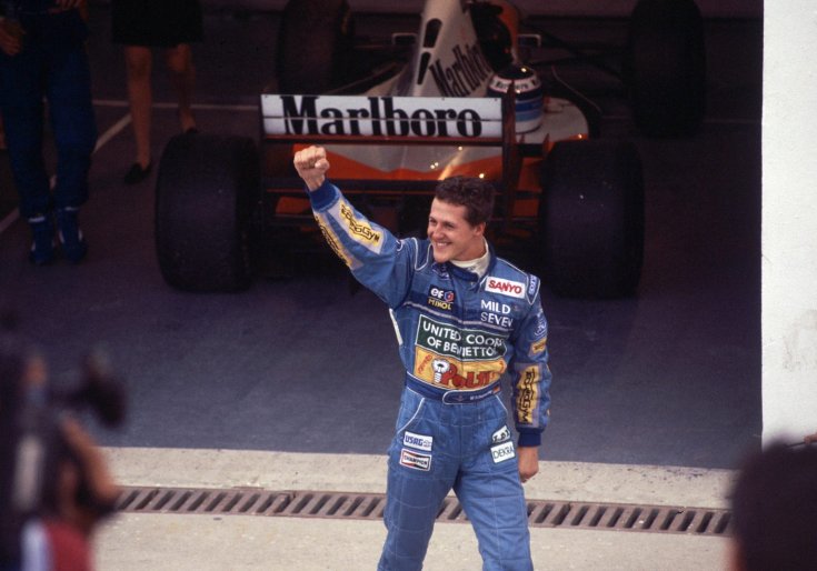 Schumacher ünnepel miután megnyerte az 1994-es Belga Nagydíjat