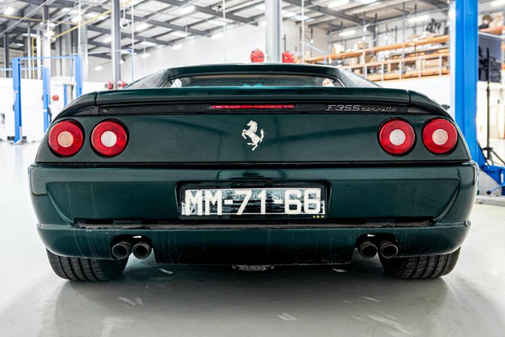 A Ferrari F355 Berlinetta hátulról