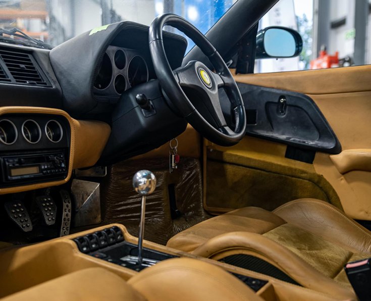 A Ferrari F355 beltere