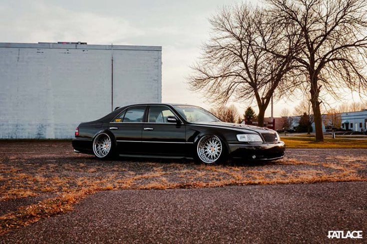 1998 Infiniti Q45 VIP tuning stílusban megépítve oldalról, fekete színben