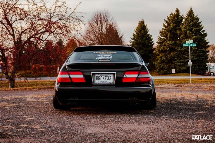 1998 Infiniti Q45 VIP tuning stílusban megépítve hátulról, fekete színben