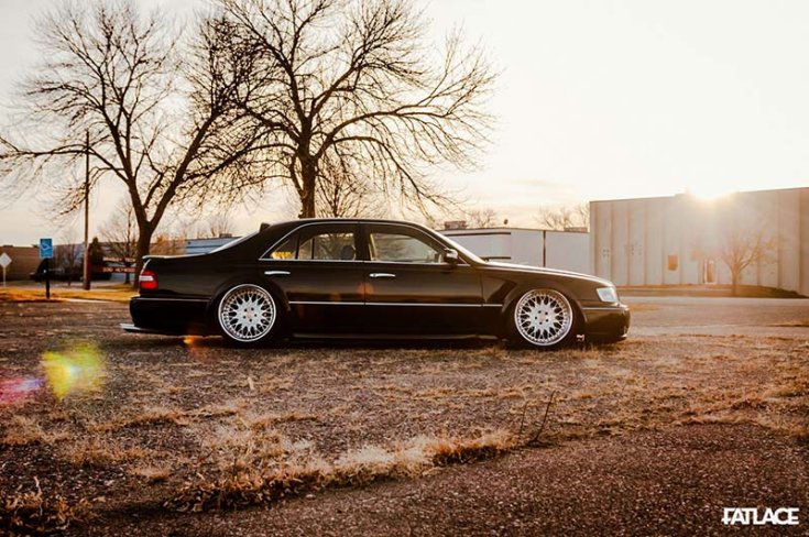 1998 Infiniti Q45 VIP tuning stílusban megépítve oldalról, fekete színben