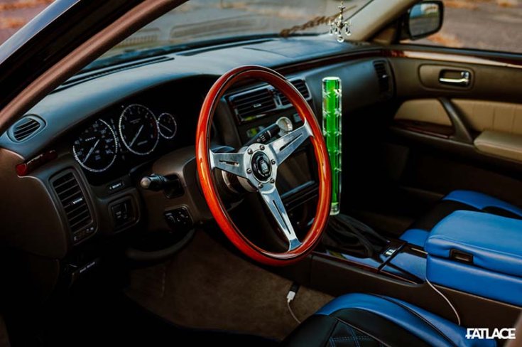 1998 Infiniti Q45 VIP tuning stílusban megépítve Nardi fakormánnyal a volánnál.