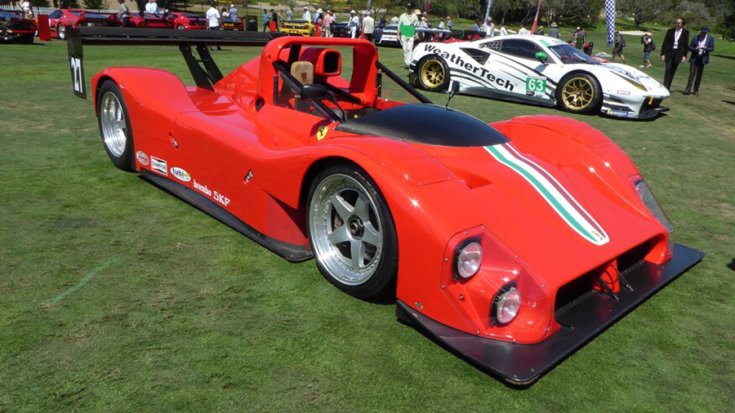 A Ferrari 333 SP elölről negyvenöt fokban fotózva