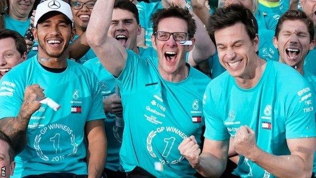 Ünnepel a Mercedes a konstruktőri elsőség bebiztosítását követően