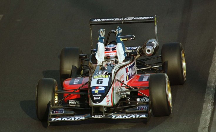 2001 F3 Makaói Nagydíjon Sato futamgyőzelmet ünnepel