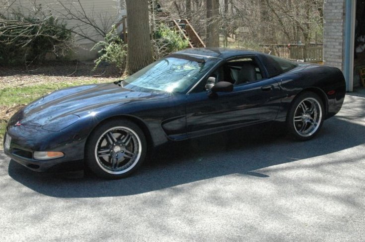 Chevrolet Corvette C5 oldalról, fekete színben