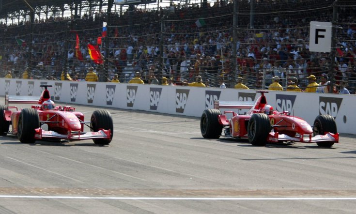 Barrichello és Schumacher a 2002-es Amerikai Nagydíj befutója pillanatában