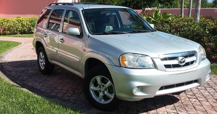2005 Mazda Tribute szemből egy kertben. Szürke színben