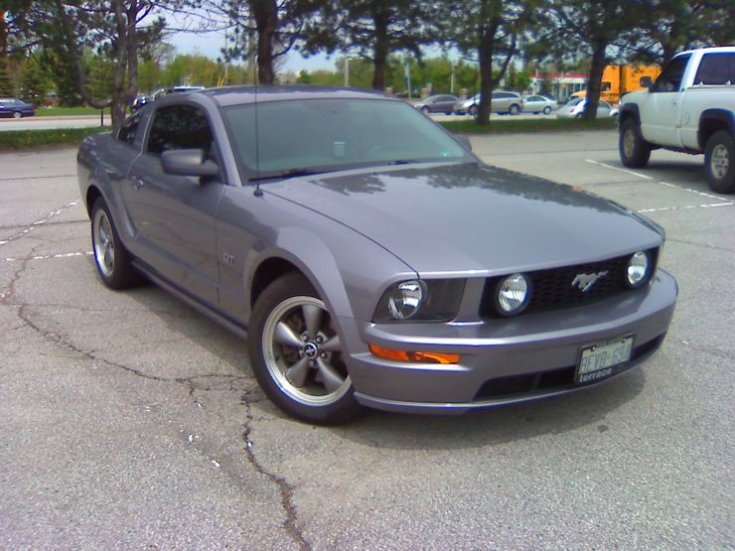 Ford Mustang GT szemből, parkolóban