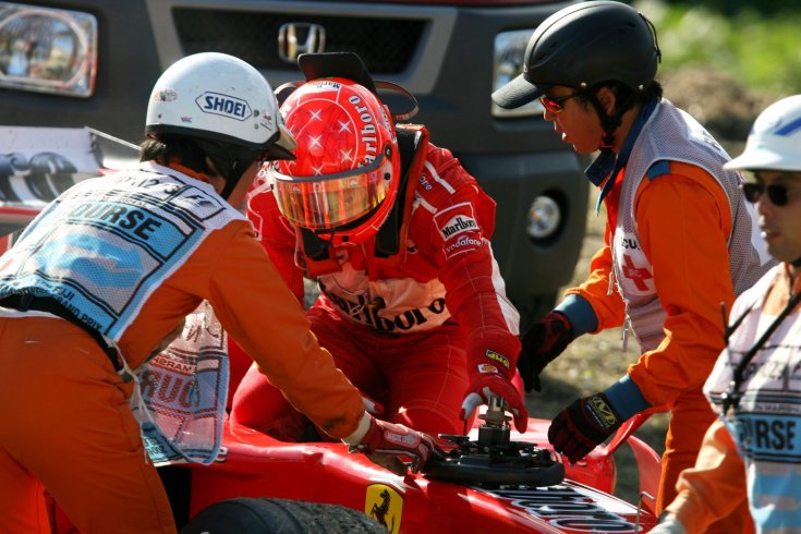 Schumacher kiszáll a Ferrariból miután kiesett a 2006-os Japán Nagydíjon