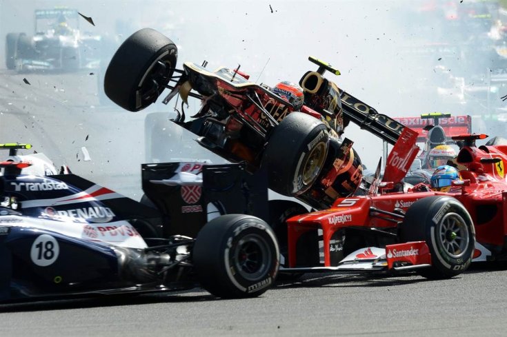 Grosjean Fernando Alonso Ferrarija fölött ugrat át a 2012-es Belga Nagydíj rajtjánál