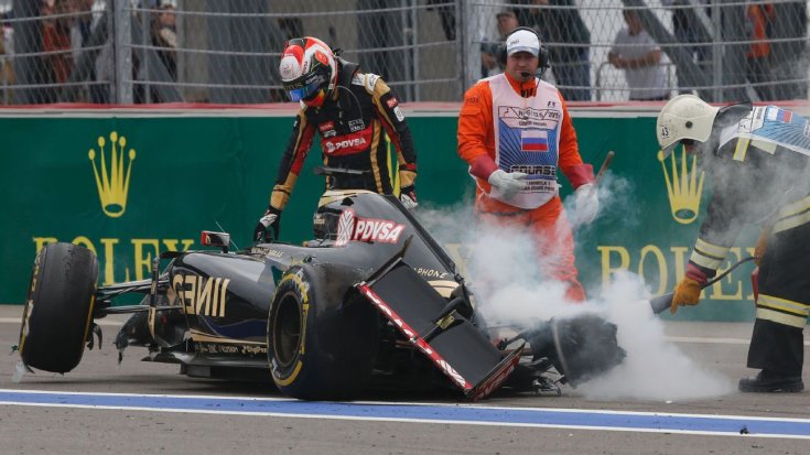 Grosjean az összetört Lotus mellett a 2015-ös Orosz Nagydíjon
