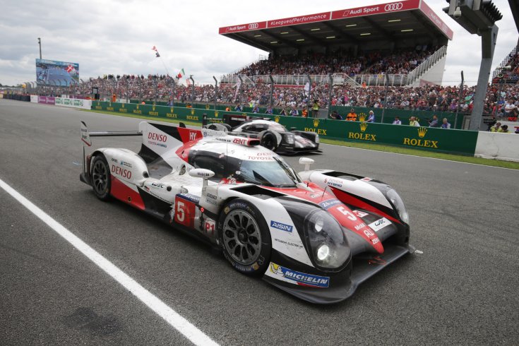 2016-os Toyota TS050 Hybrid szemből, álló helyzetben