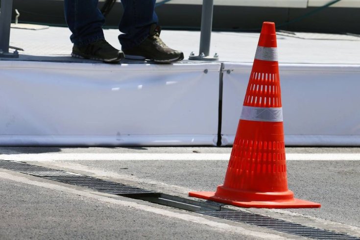 bója az Azeri Nagydíj hiányzó csatornafedele előtt