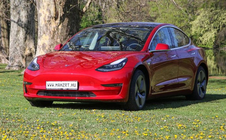 Tesla Model 3 piros szemből