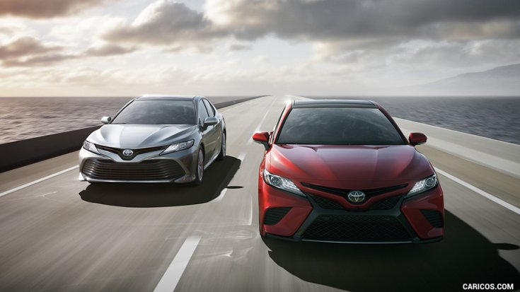 2018 Toyota Camry piros és ezüstszínben szemből